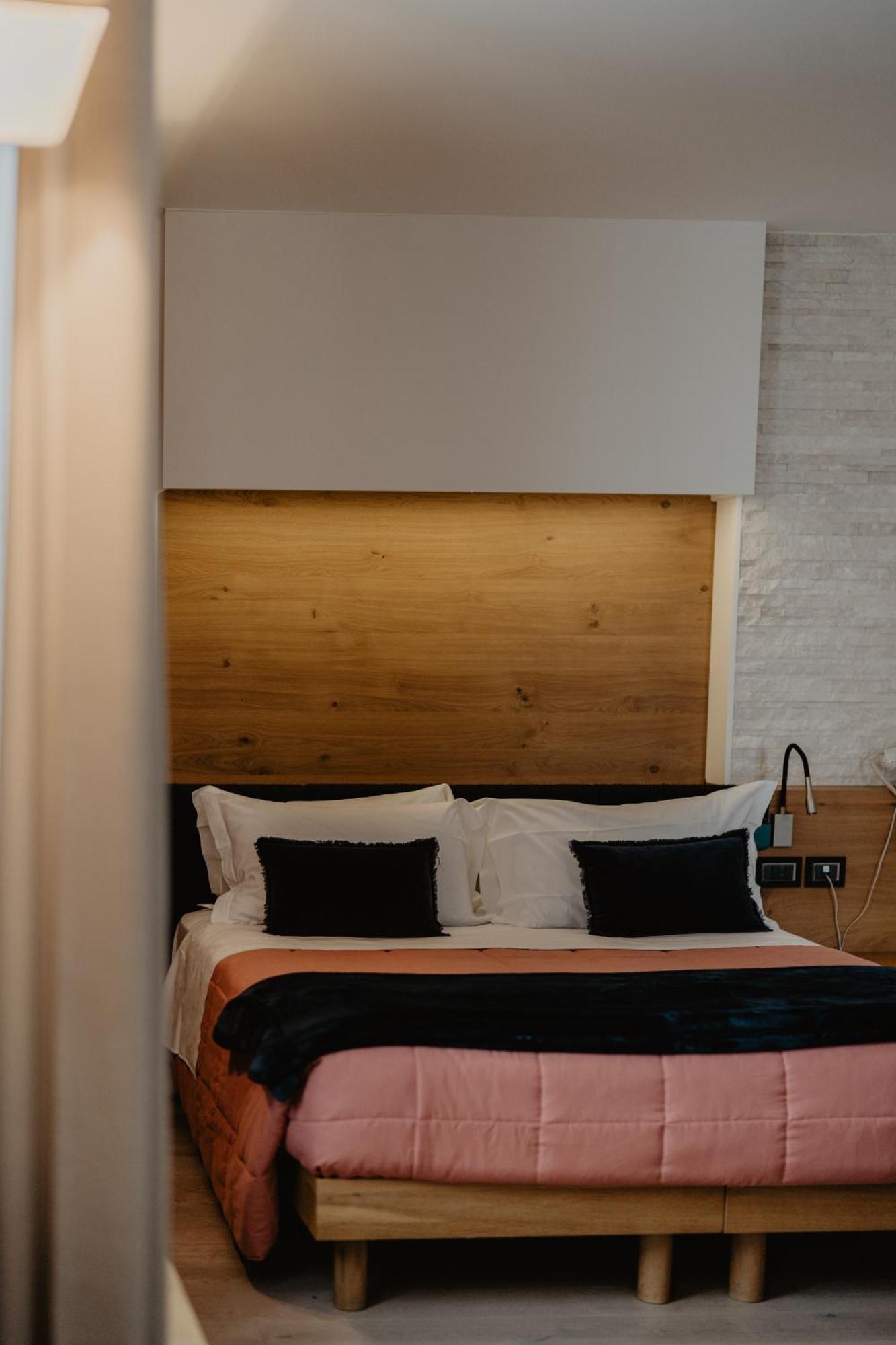 Albergo Caffe Centrale Медзокорона Экстерьер фото