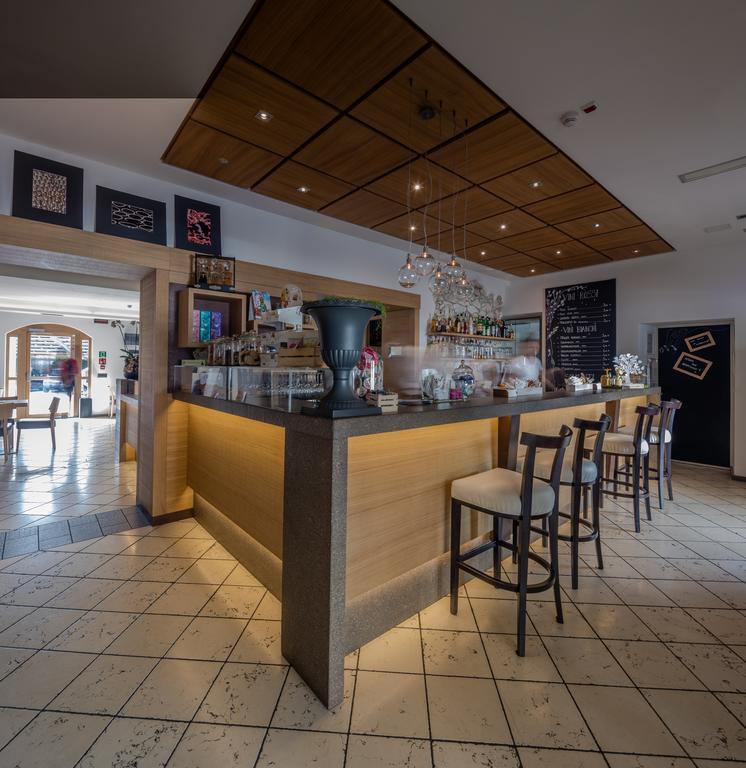 Albergo Caffe Centrale Медзокорона Экстерьер фото