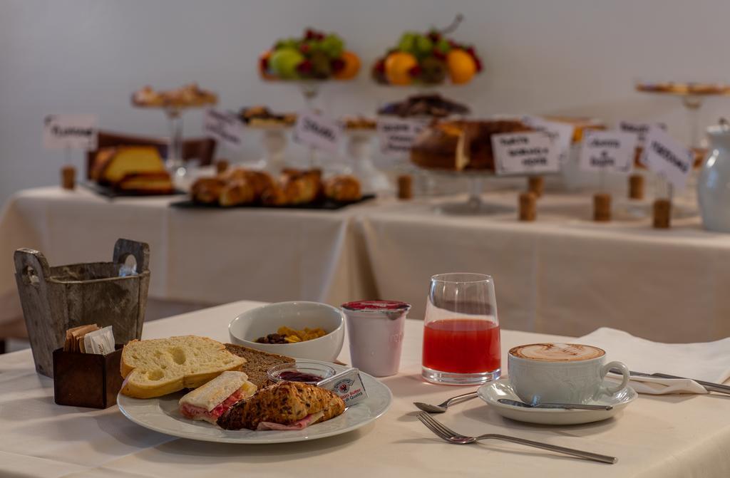 Albergo Caffe Centrale Медзокорона Экстерьер фото